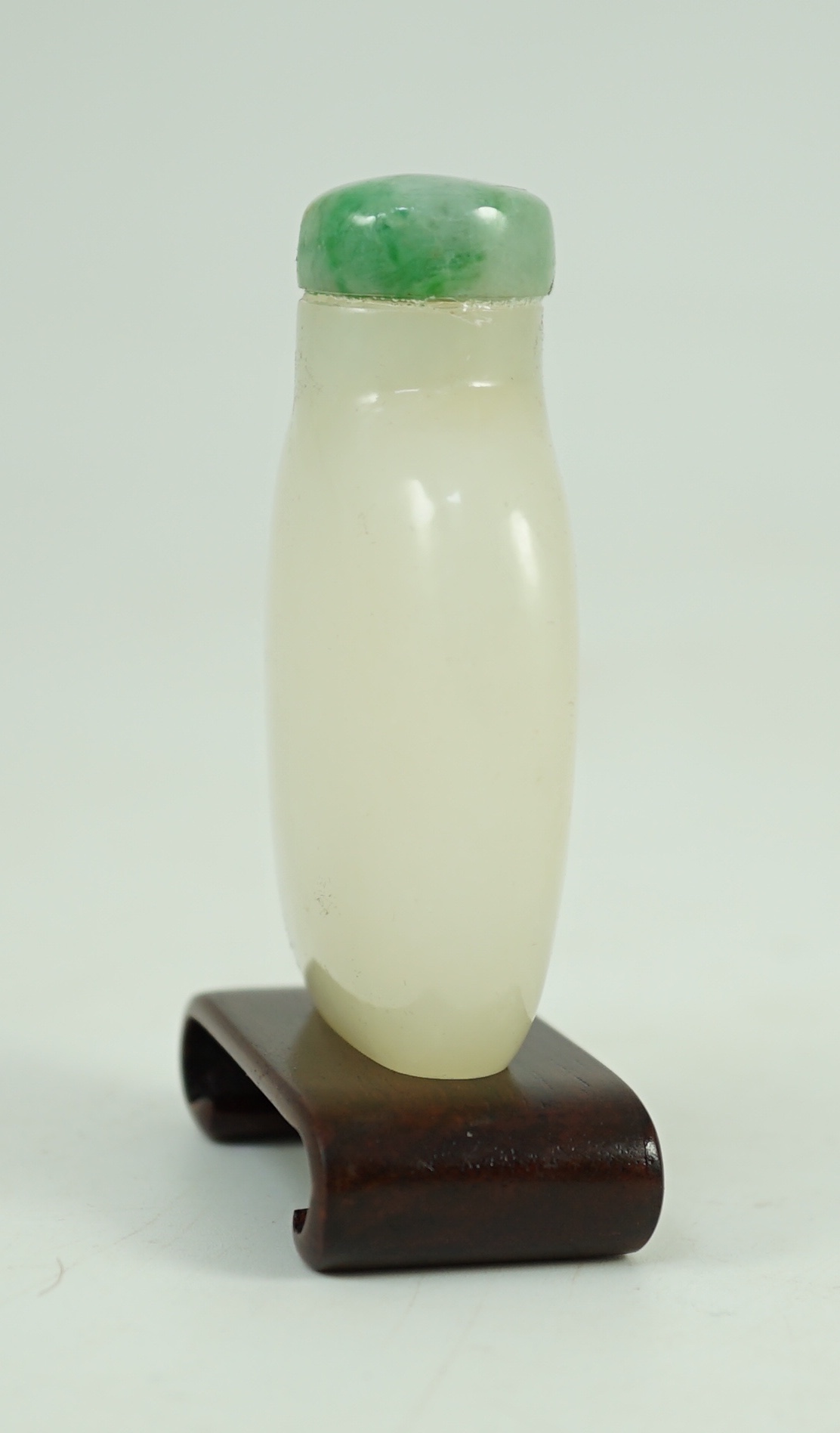 A Chinese white jade snuff bottle, 19th/20th century, 6.2 cm high including jadeite stopper